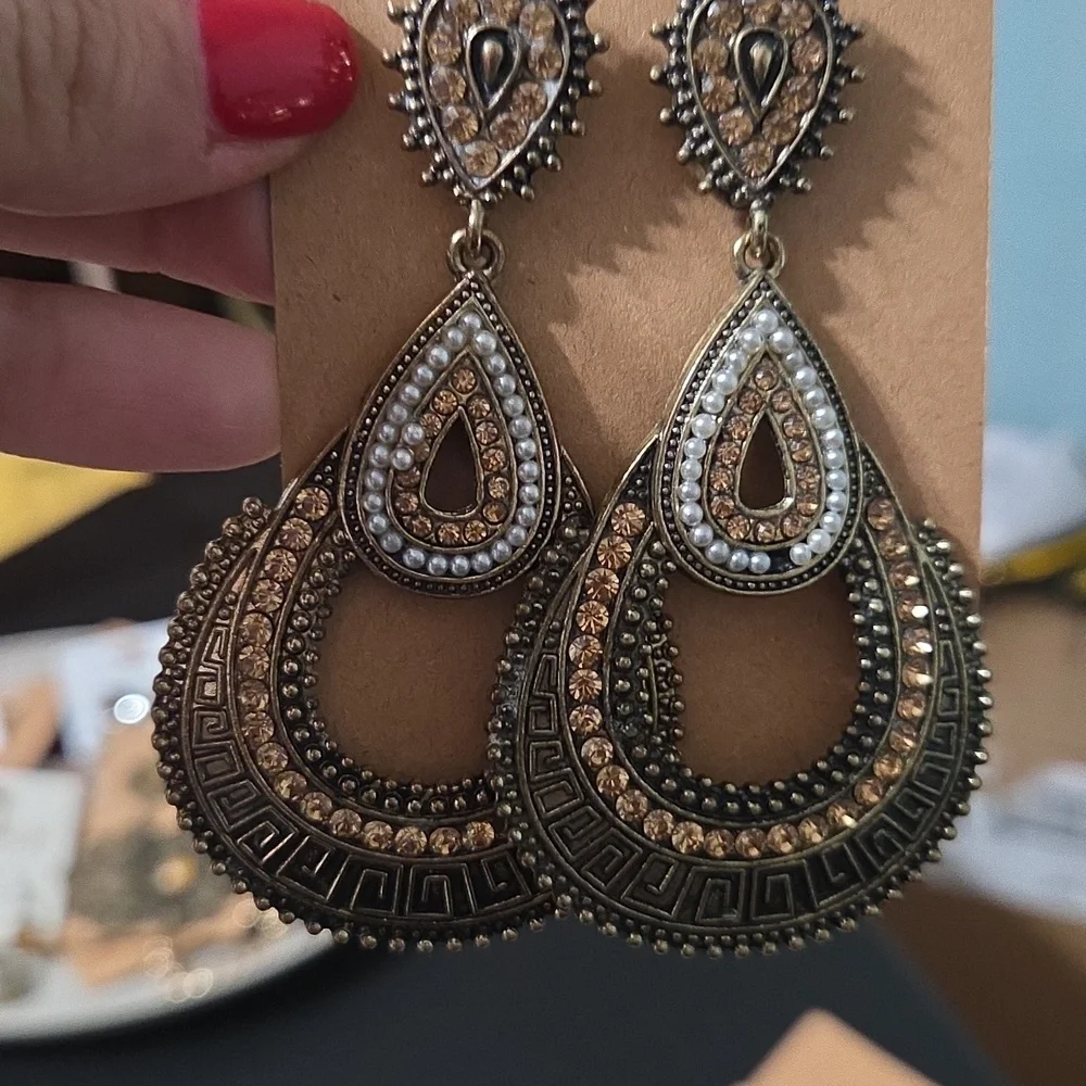 🎯5 for $10 Elegant Gold and Silver Teardrop Earrings - Picture 2 of 3